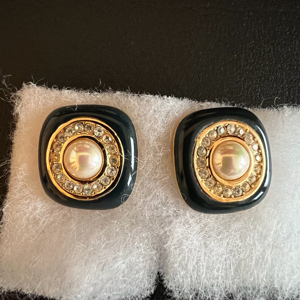 Navy and goldstone earrings with center pearl
